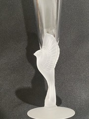 Sasaki Crystal Glass WINGS Champagne Flute Cocktail FROSTED BIRD Dove 9-1/4″