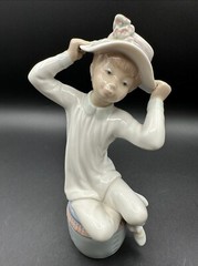 Cute LLADRÓ #1147 «Girl With Bonnet» Figurine, Glossy Finish, Height 8-3/4″ MINT