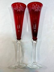 Lenox HOLIDAY GEMS RUBY Red Champagne Flutes w/ Etched Holly 11″ (Set Of 2)