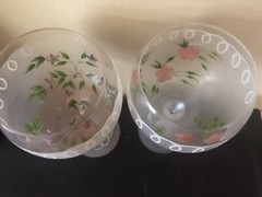 TWO’S COMPANY 2 Hand Painted Romantic Floral Stemmed Wine Glasses 8” NEW COND