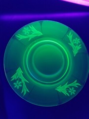 Green Depression Vaseline Uranium Glass 10″ Leaf Flower Pattern Serving Dish