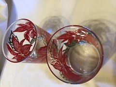 Pointsettia Drinking Glasses Red and Gold 4″ H x 3 1/4” W EXC Vintage So Nice