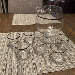 Dorothy Thorpe Style Liquor Set 6 Glasses And Pitcher Gold Rimmed
