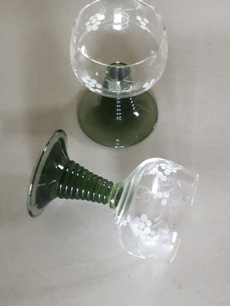 2 VTG LUMINARC ETCHED WINE GLASSES GREEN BEEHIVE STEM GRAPE VINE 100 ML
