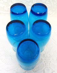 5 VTG Aqua Blue GLASS TUMBLERS 5 1/4″ Tall WEIGHTED BASE Retro MCM Artsy BOHO