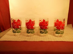 Nice Set of 4 Glass 10 oz Tumblers 4 3/4″T x 2 3/8″W Red Flowers Green Leaves