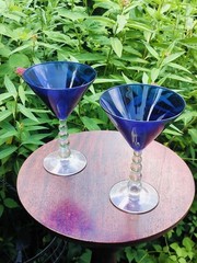 METROPOLIS: 2 Libbey Martini Cocktail Glasses Cobalt Blue With Clear Stem