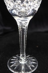 STUNNING CUT FLOWERS OVALS CIRCLES CRISS CROSS NOTCHED STEM 2 WINE GLASSES 6 3/4