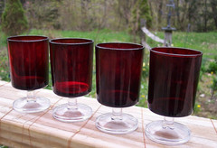 4 Wine or Juice Glasses – Luminarc France – Clear Stems – Ruby Red – 4″ tall