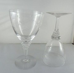 Vintage Tiffen etched wine glasses Floral design 7″ tall 9 oz set of 2 Rare!