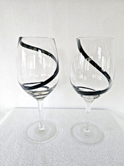 Pier 1 – Swirline BLACK – Water/Wine Goblets Glasses – 16 oz. – Set of 2 – EUC
