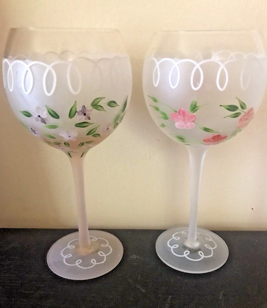 TWO’S COMPANY 2 Hand Painted Romantic Floral Stemmed Wine Glasses 8” NEW COND