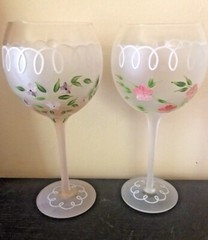 TWO’S COMPANY 2 Hand Painted Romantic Floral Stemmed Wine Glasses 8” NEW COND