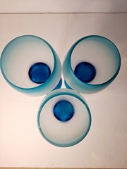 3 beautiful vintage set features «Sea Mist Sapphire» wine glasses