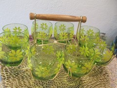 Flower Power 60″s 70″s 7 Roly Poly Glasses w /Caddy Green Yellow Daisies