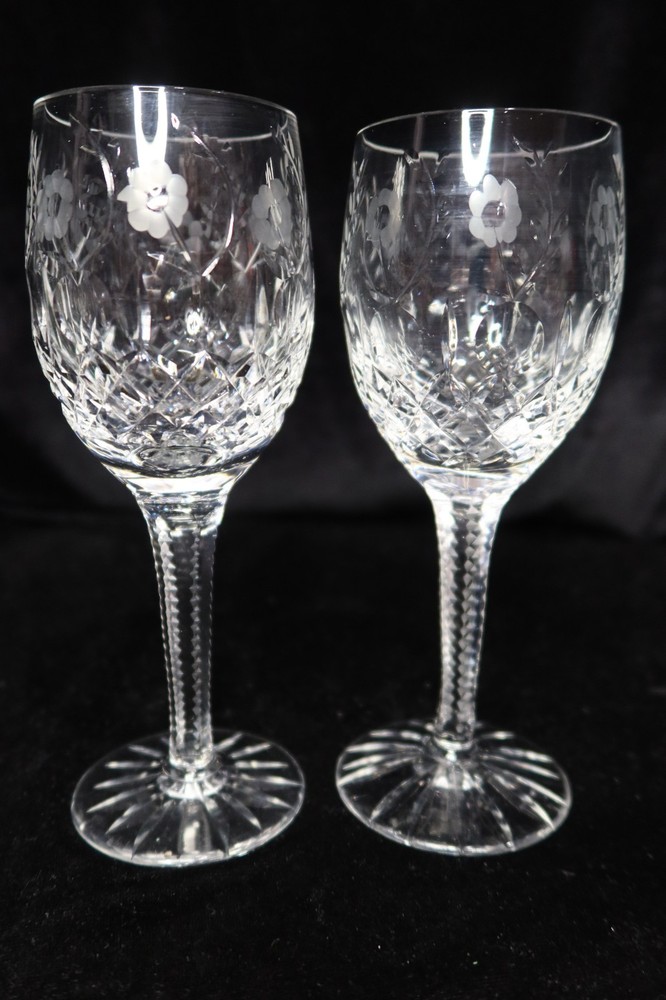 STUNNING CUT FLOWERS OVALS CIRCLES CRISS CROSS NOTCHED STEM 2 WINE GLASSES 6 3/4