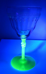 VINTAGE BRYCE OPTIC ETCHED URANIUM GREEN STEM 6-1/4″ WATER GOBLET WINE GLASS