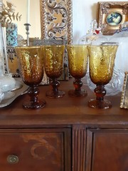 WILLIAMS SONOMA AMBER GLASSES FLEUR DE LIS STEMMED GOBLET HOB NAIL SET OF 4