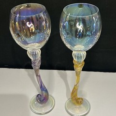 2 VINTAGE BRIONI HAND BLOWN ART GLASS IRIDESCENT TULIP WINE GLASSES SIGNED