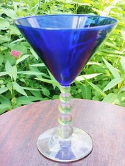 METROPOLIS: 2 Libbey Martini Cocktail Glasses Cobalt Blue With Clear Stem