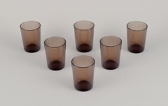 Vereco, France. Set of six small drinking glasses in smoked art glass. 1970s