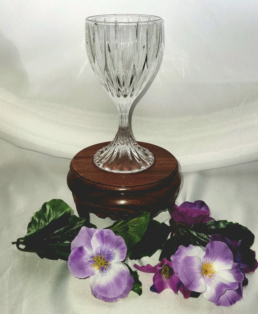 Exquisite Mikasa Park Lane Vertical Cut Designed 6 3/8″ Wine Glass W/Ribbed Stem