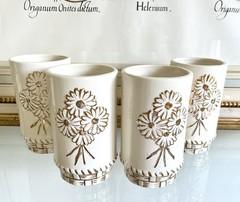 Set of 4 Vintage Arnel’s Daisy Ceramic Tumblers – White & Gold / Retro 1970’s
