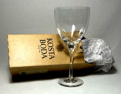 KOSTA BODA ~ Fine Crystal 7-1/2″ CLARET WINE GLASS w/Box (Chateau) ~ Sweden