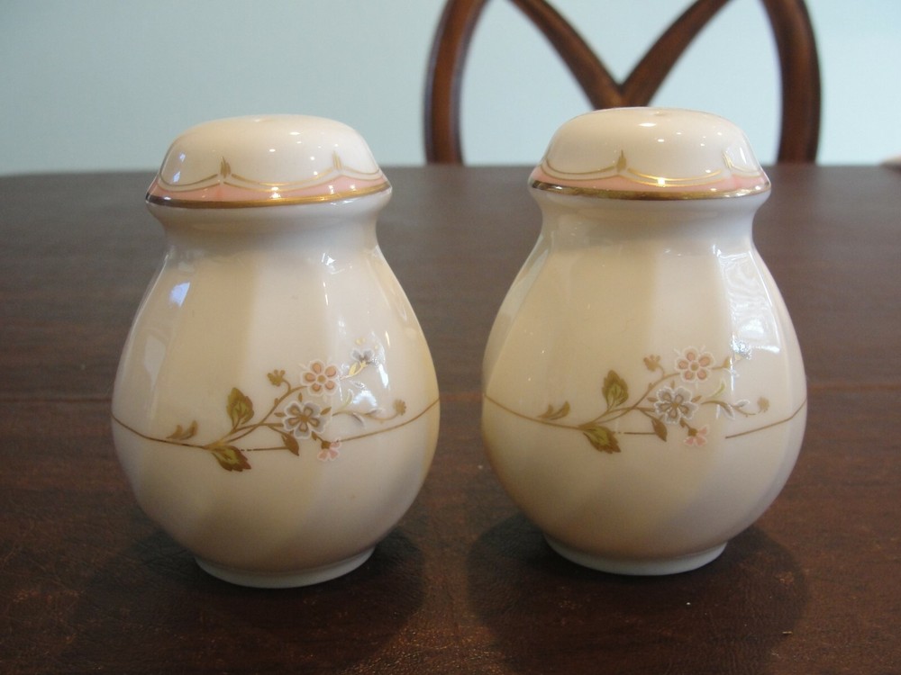 MIKASA MONTICELLO SALT & PEPPER SET
