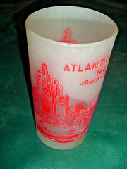 ATLANTIC CITY NEW JERSEY Souvenir FROSTED GLASS TUMBLER BEACH SCENE 1950s