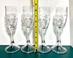 4 excellent Thomas O’brien 8.5”Champagne Flutes Dotted Pattern trumpet footing