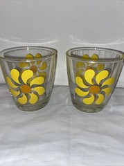 Vintage Hazel Atlas Sour Cream Glasses Pinwheel Love Daisies 1/2 Pint Set of 2