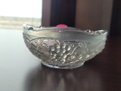 Pretty White US Glass Carnival Glass Palm Beach Berry Bowl Gooseberry Interior