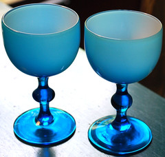 Set 2 Hand Blown COLONY ’13’ TURQUOISE/WHITE CASED GLASS Wine Goblets 4 3/8″