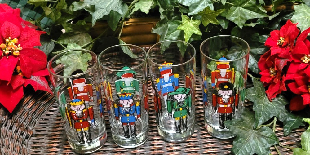 Vintage Holiday Nutcracker Glasses Tumblers Barware Christmas Set (Libbey?)