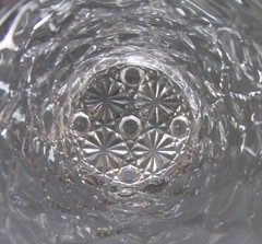 VINTAGE~CLEAR HONEYCOMB PATTERN GLASS TUMBLER w/DAISY & BUTTON BASE~3 5/8″