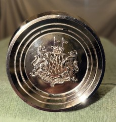Vintage Maryland State Coat Of Arms Glass Shaker Feature A Tiered Blk/gold Top