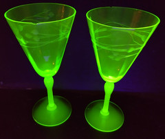 2 Uranium Green Glass Wine Champagne Glasses Etched Circles Bands Blacklight