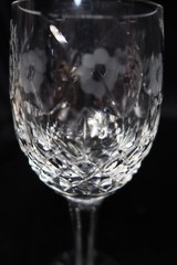 STUNNING CUT FLOWERS OVALS CIRCLES CRISS CROSS NOTCHED STEM 2 WINE GLASSES 6 3/4