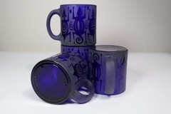 Leandra Drumm Signed Cobalt Blue Etched Studio Art Glass Mug Set of 4 Dated 1999