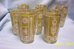 DRINKING GLASSES Midcentry (8) Yellow Tumblers 5″ H Gold Trim & Metal Caddy (A1)