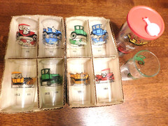 VINTAGE ANTIQUE CARS GAY GLASSES, 2 SETS & 1 EXTRA, & 1- 24 OZ GLASS W/TO GO LID