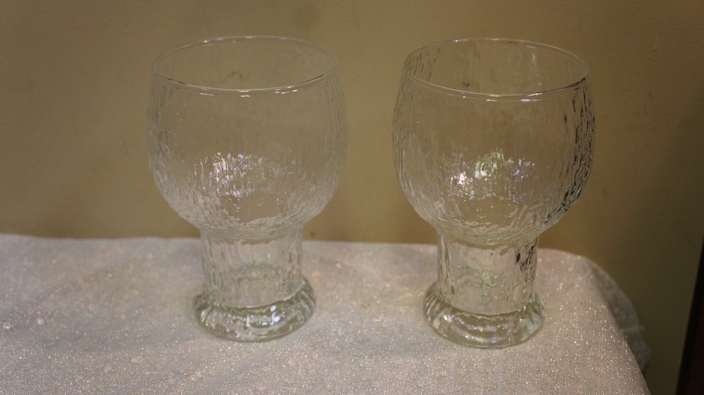 PAIR OF CLEAR DRINKING GLASSES 5.25 INCHES TALL