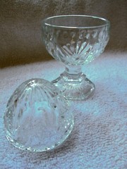 HOMCO lidded glass egg, 5″ tall, clear glass, fan design