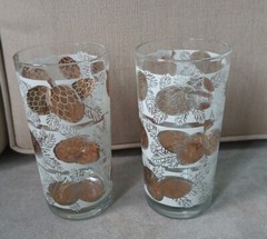 VINTAGE MID-CENTURY HIGHBALL SET OF 2 WHITE & GOLD PINE CONES RARE PATTERN