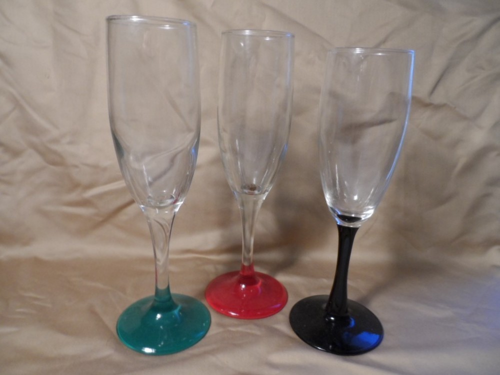 3 – champagne glasses with long stems in 3 colors