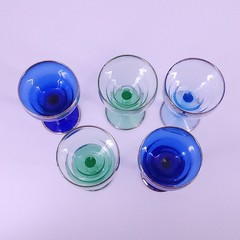 Vtg Set of 5 Coupe Champagne Glasses Platinum Stripes 4.5″T Blue Green Glow READ