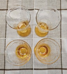 4 Vintage Clear Optic Panel Textured Glasses Amber Footed 5″ Retro HTF