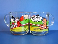Vintage Pair of Mc Donald’s GARFIELD Jim Davis Glass Coffee Mugs, Cups 10 Fl Oz
