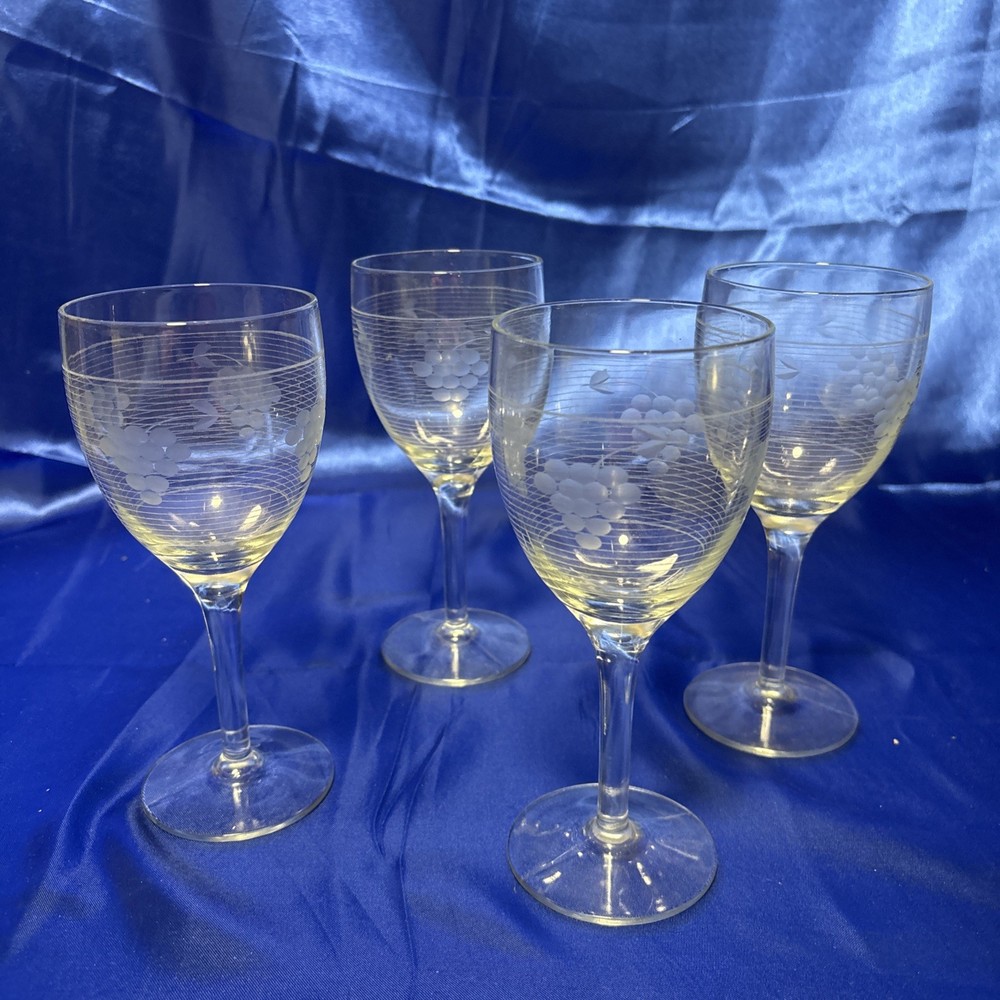 Vintage depression Era cordial glasses feature a «Grape on Grid» etched pattern